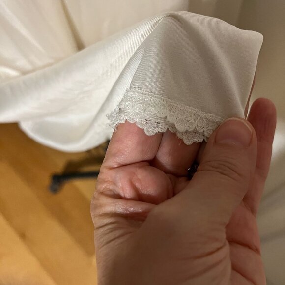 Vintage SHADOWLINE Nylon Nightgown with Lace and Embroidery Size Large - Picture 8 of 10